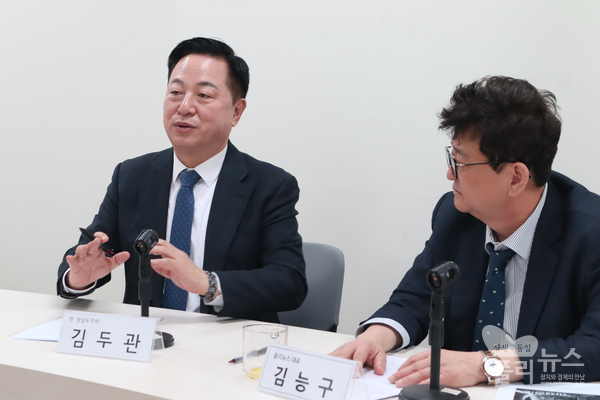 김두관 전 경남도지사는 3월6일 진행된 [새로운 대한민국을 묻다 9편] 김능구의 ‘정국 인터뷰’에서 “실무 논의는 하고 있지만 4김이 모여서 의논도 하고, 당의 안에 대해서나 조기 대선, 개헌, 탄핵 이런 쪽의 입장을 공동으로 정리해 내면 언론이 주목하고 국민들이 관심을 갖지 않을까 싶다”고 말했다. [사진=폴리뉴스 이준수PD]