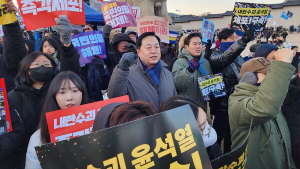 김두관 전 경남도지사가 윤석열 대통령 탄핵 집회에 참여하고 있다.