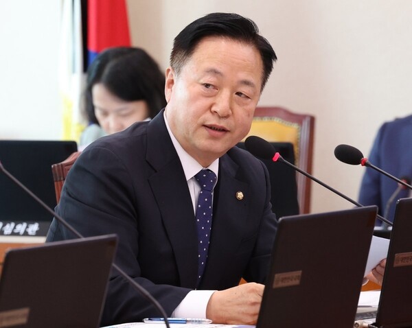 김두관 전 경남도지사가 상임위원회에서 발언 하고 있다.