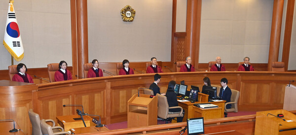 이창수 중앙지검장 등 검사 3인 및 최재해 감사원장에 대한 탄핵심판 선고가 열린 13일 서울 종로구 헌법재판소 심판정에서 재판관들이 자리에 착석해 있다. 왼쪽부터 정계선, 김복형, 정정미, 이미선, 문형배, 김형두, 정형식, 조한창 헌재 재판관. [사진=연합뉴스]