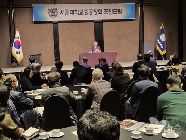 김종인 대한발전전략연구원 이사장이 13일 서울 더플라자호텔에서 ‘세계와 한국정치’라는 주제로 열린 서울대학교총동창회 조찬포럼 특강을 통해 “과거에 집착하지 말고 미래를 향해서 어떻게 변화를 해야 할 거냐를 생각할 필요가 있다”며 이같이 밝혔다.