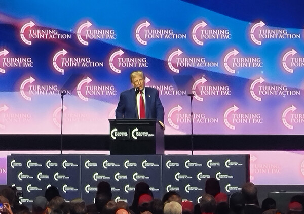 미국 공화당 대통령 후보인 도널드 트럼프 전 대통령이 23일(현지시간) 대선 경합주인 조지아주 애틀랜타 교외 덜루스의 가스사우스 아레나에서 열린 유세장에서 연설하고 있다. [사진=연합뉴스]