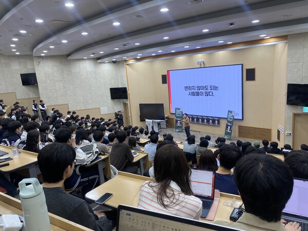 개혁신당 이준석 의원이 17일 저녁 서울대 멀티미디어강의동에서 서울사회과학대 초청 토크콘서트 '한국정치의 미래를 묻다' 에서 강연을 하고 있다. [사진=폴리뉴스]