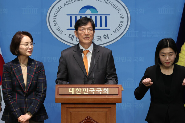 개혁신당 함익병 선거관리위원장이 18일 서울 여의도 국회 소통관에서 조기 대선의 개혁신당 대선 후보로 이준석 의원을 선출한 투표결과를 설명하고 있다. [사진=연합뉴스]