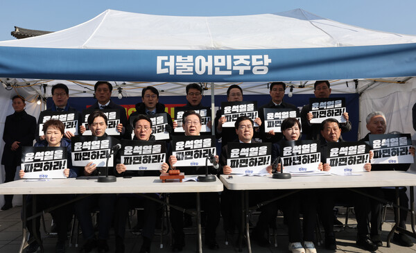 더불어민주당 이재명 대표와 박찬대 원내대표가 19일 서울 종로구 경복궁역 부근 광화문 민주당 천막농성장에서 열린 현장 최고위원회의에서 윤석열 대통령 파면을 촉구하며 구호를 외치고 있다. [사진=연합뉴스]