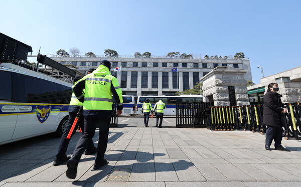 윤석열 대통령 탄핵심판 사건이 헌법재판소에 접수된 지 95일째인 19일 서울 종로구 헌재에서 경찰이 경계 근무하고 있다. 헌재가 이번 주 안으로 결론을 선고하려면 늦어도 이날까지는 선고일을 정해야 한다는 관측이 나온다. [사진=연합뉴스]