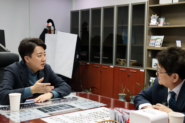 이준석 의원은 18일 폴리뉴스와의 인터뷰에서 명태균 게이트에 자신이 연루된 것에 대해 “가십성으로 타임머신 타고 다니면서 전지적 시점에서 이야기하는 사람들은 많으나 그 당시로 돌아가 보면 불합리한 결정들은 없었다”고 반박했다. [사진=이준수 폴리뉴스 PD]