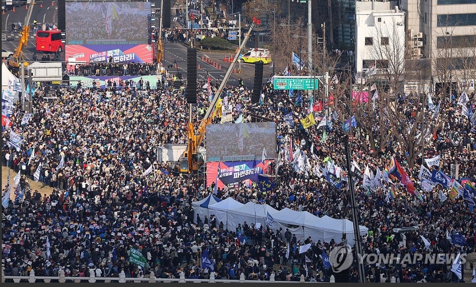 22일 서울 광화문 앞에서 윤석열 즉각퇴진·사회대개혁 16차 범시민대행진이 진행되고 있다. [사진=연합뉴스]