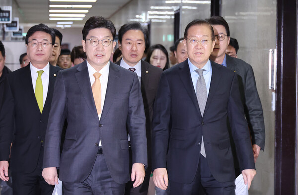 국민의힘 권영세 비상대책위원장과 권성동 원내대표가 24일 서울 여의도 국회에서 한덕수 국무총리 탄핵 기각과 관련한 입장을 밝히기 위해 회견장으로 향하고 있다. [사진=연합뉴스]