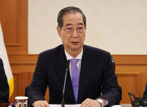 한덕수 대통령 권한대행 국무총리가 24일 정부서울청사에서 국무위원간담회를 주재하고 있다. [사진=연합뉴스]