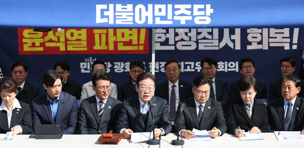 더불어민주당 이재명 대표(왼쪽 네번째)가 26일 서울 종로구 광화문 천막당사에서 열린 최고위원회의에서 모두발언을 하고 있다. [사진=연합뉴스]