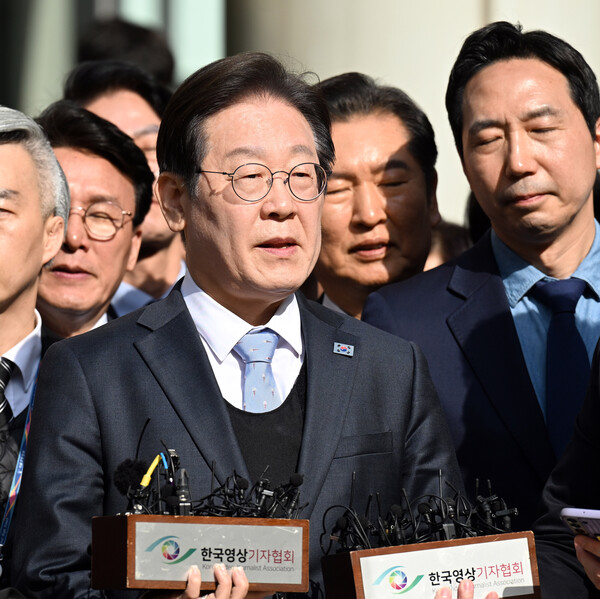 더불어민주당 이재명 대표가 26일 서울고등법원에서 열린 공직선거법 위반 사건 항소심에서 무죄를 선고받은 뒤 입장을 밝히고 있다. [사진=연합뉴스]