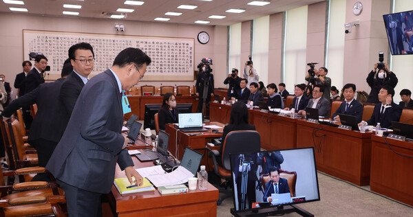 26일 국회에서 열린 법제사법위원회 전체회의에서 윤석열 대통령 탄핵심판 선고기일 신속 지정 촉구 결의안 표결전 유상범 여당 간사 등 국민의힘 의원들이 퇴장하고 있다. [사진=연합뉴스]