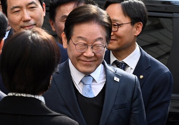 2심 선고 후 밝게 웃는 이재명 대표 [사진=연합뉴스]