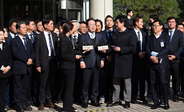 더불어민주당 이재명 대표가 26일 서울고등법원에서 열린 공직선거법 위반 사건 항소심에서 무죄를 선고받은 뒤 입장을 밝히고 있다. [사진=연합뉴스]