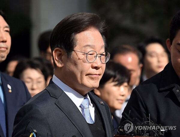 더불어민주당 이재명 대표가 26일 서울 서초구 서울고등법원에서 열린 공직선거법 위반 항소심에서 무죄를 선고받은 뒤 법정을 나서고 있다. [사진=연합뉴스]