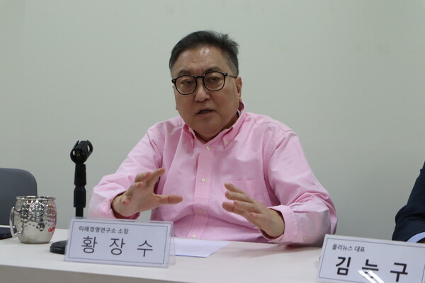 황장수 소장은 “보수한테, 심지어 전광훈 목사한테라도 두렵지 않은 이재명이 돼야 된다. 그렇게 되지 못하면 대통령 취임식 하는 날이 최고고, 그다음부터 지지율이 밑으로 뚝 떨어질 거라고 본다.”라고 말했다.