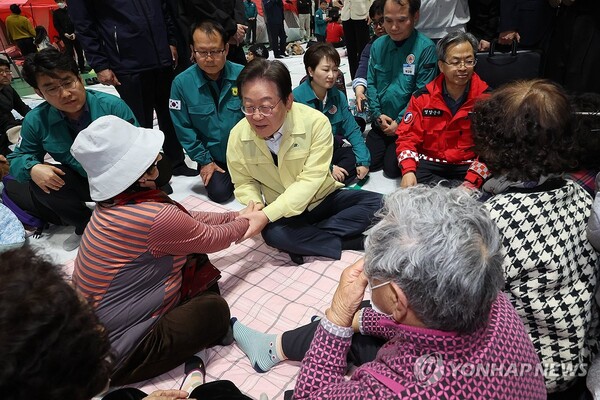 더불어민주당 이재명 대표가 27일 경북 영양군문화체육센터에 마련된 이재민 대피소를 방문해 영양 산불 피해 주민들을 위로하고 있다. [사진=연합뉴스]