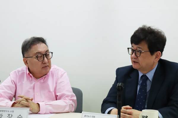 폴리뉴스 김능구 대표와 황장수 미래경영연구소 소장이 26일 폴리뉴스 뉴스룸에서 '김능구와 황장수의 닥터둠의 전망'을 진행했다. [사진=폴리뉴스 이준걸PD]