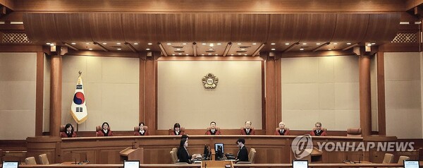 문형배 헌법재판소장 권한대행을 비롯한 헌법재판관들이 27일 일반 헌법소원 사건 선고를 위해 서울 종로구 헌법재판소 대심판정에 입장해 있다. [사진=연합뉴스]