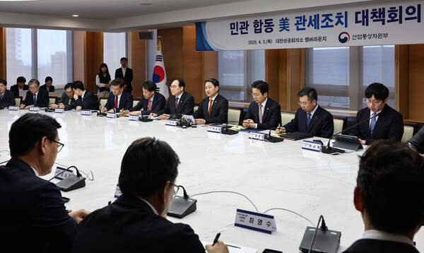 안덕근 산업통상자원부 장관(오른쪽 가운데)이 3일 서울 중구 대한상공회의소에서 열린 '민관 합동 미 관세 조치 대책 회의'에서 발언을 하고 있다.       사진=연합뉴스