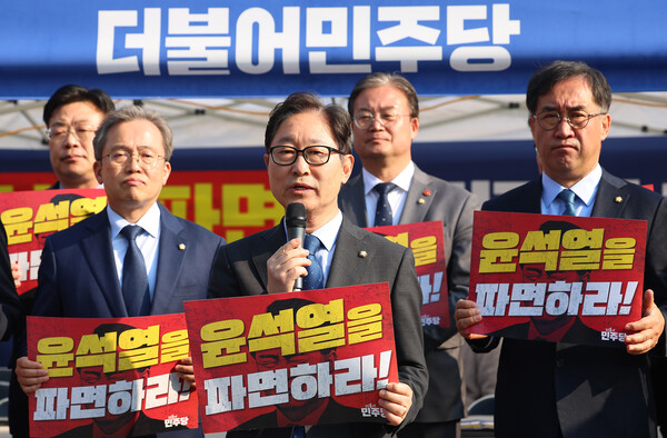 더불어민주당 박범계 의원을 비롯한 민주당 의원들이 3일 서울 종로구 광화문 앞 텐트 농성장에서 윤석열 대통령 파면 촉구 기자회견을 하고 있다. [사진=연합뉴스]