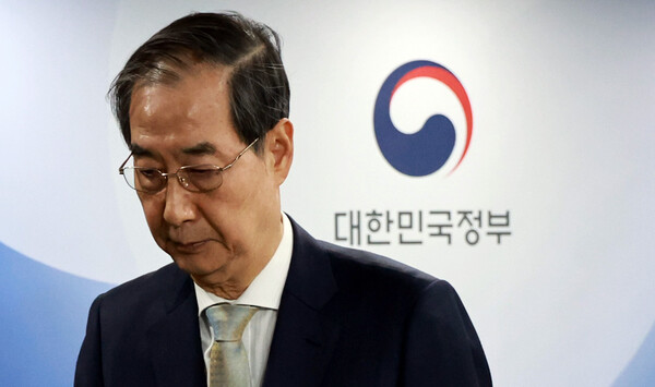  한덕수 대통령 권한대행 국무총리가 4일 정부서울청사에서 헌법재판소의 윤석열 대통령 파면 선고 뒤 대국민 담화를 마치고 브리핑실을 나서고 있다. [사진=연합뉴스]