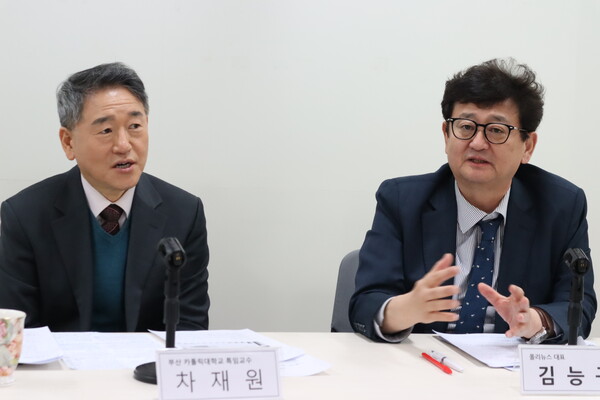 김능구 폴리뉴스 대표와 차재원 부산가톨릭대 특임교수가 尹탄핵 선고를 앞둔 지난 2일, 4월 정국진단에서 "압도적 정권교체를 위해서는 범야권 오픈프라이머리와 7공화국을 여는 개헌을 받아야 한다"고 강조했다. [사진=이준걸PD]