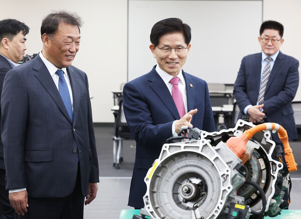 김문수 고용노동부 장관이 7일 경기도 용인시 기아 오산교육센터에서 열린 '전기차 정비인력 양성을 위한 업무협약식'에서 시설을 살펴보고 있다. [사진=연합뉴스]