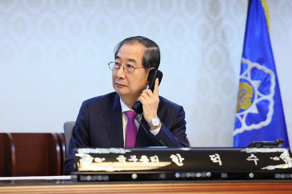 한덕수 대통령 권한대행 국무총리가 8일 정부서울청사 집무실에서 도널드 트럼프 미국 대통령과 전화 통화를 하고 있다.[사진=연합뉴스]