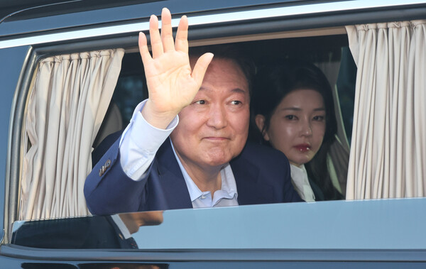 윤석열 전 대통령과 김건희 여사가 11일 서울 용산구 한남동 관저에서 나와 서초동 사저로 향하고 있다. [사진=얀합뉴스]