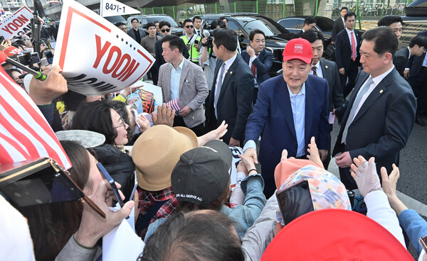  윤석열 전 대통령이 11일 서울 용산구 한남동 관저에서 나와 서초동 사저로 향하기 전 지지자들과 인사하고 있다.[사진=연합뉴스]