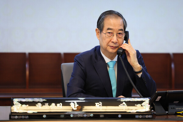 한덕수 대통령 권한대행 국무총리가 11일 정부서울청사 집무실에서 소말리아 아덴만 해역에 해외파병 중인 청해부대 44진 부대장 권용구 해군 대령과 전화 통화를 하고 있다. [사진=연합뉴스]