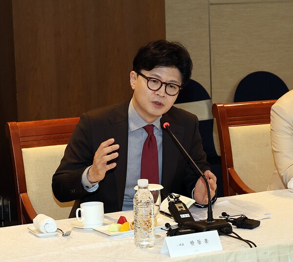 제21대 대통령 선거 출마를 선언한 국민의힘 한동훈 전 대표가 11일 울산시 동구 호텔현대 바이 라한 울산에서 개최한 HD현대중공업ㆍ조선업 협력사 간담회에서 발언하고 있다. [사진=연합뉴스]