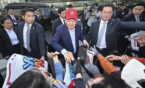 윤석열 전 대통령이 11일 서울 용산구 한남동 관저에서 나와 서초동 사저로 향하기 전 지지자들과 인사하고 있다 [연합뉴스]