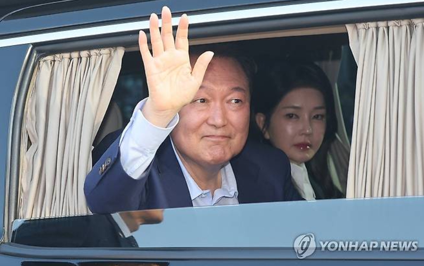 윤석열 전 대통령과 김건희 부부가 4월4일 헌법재판소에서 '파면' 선고를 받은 후 1주일만인 지난 4월11일 한남동 대통령 관저에서 퇴거하고 있다. 6.3조기대선에서 거론되는 '한덕수 차출론', 그 뒤에는 '윤건희'가 있다는 분석이 많다. [사진=연합뉴스]