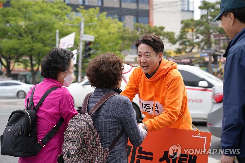 개혀신당 대선후보 이준석 의원은 지난 9일 대선후보 등록을 하자마자 대구로 달려가 대구에서 갈다시피하며 보수표심 얻기에 총력을 기울이고 있다. [사진=연합뉴스]