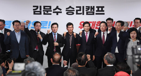 국민의힘 김문수 경선후보가 17일 서울 여의도 대하빌딩에서 선거사무소 개소식을 갖고 지지를 선언한 당협위원장 등과 기념촬영 하고 있다  [사진=연합뉴스]
