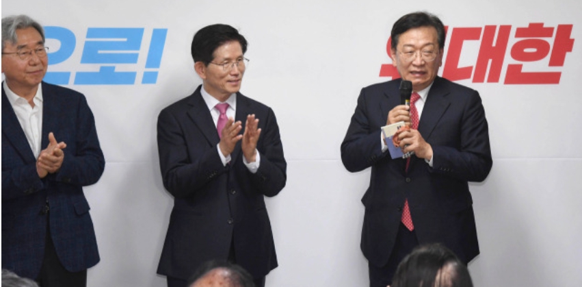 尹측 탄핵심판 변호인단인 석동현 변호사가 17일 서울 여의도 대하빌딩에서 열린 국민의힘 김문수 경선후보 선거사무소 '승리캠프' 개소식에서 지지발언을 하고 있다.  [사진=공동취재]/연합뉴스