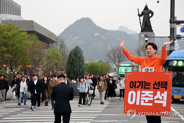 개혁신당 대선 후보인 이준석 의원이 17일 서울 광화문광장에서 퇴근길 인사를 하고 있다. [사진=연합뉴스]