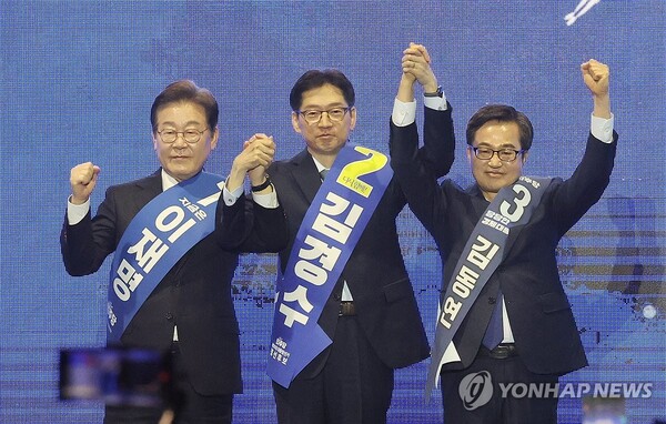 이재명(왼쪽부터), 김경수, 김동연 더불어민주당 대선 경선 후보들이 20일 울산시 울주군 울산전시컨벤션센터에서 열린 '제21 대통령선거 후보자 선출을 위한 영남권 합동연설회'에서 인사하고 있다. [사진=연합뉴스]