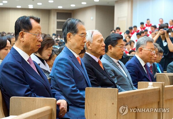 부활절 예배 참석한 한 대행 [사진=연합뉴스]