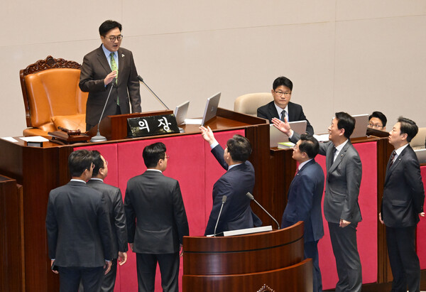 우원식 국회의장이 24일 국회 본회의에서 한덕수 대통령 권한대행 국무총리의 추가경정예산안 시정연설 뒤 한 권한대행에 대한 발언을 하자 국민의힘 권성동 원내대표가 연단 앞으로 나와 우 의장에게 항의하고 있다. [사진=연합뉴스]