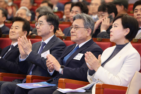 16일 서울 여의도 국회도서관 대강당에서 열린 더불어민주당 이재명 전 대표의 싱크탱크 '성장과 통합' 출범식에서 유종일·허민 상임 공동대표가 박수치고 있다. 앞줄 왼쪽부터 더불어민주당 정동영 의원, 유종일·허민 상임 공동대표, 더불어민주당 전현희 의원. [사진=연합뉴스]