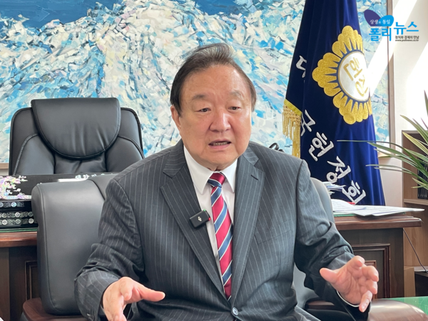 정대철 대한민국헌정회장이 25일 오전 서울 여의도 대한민국헌정회관에서 진행한 폴리뉴스 김능구 대표와의 인터뷰에서 "보수 결집을 통해서 정상적으로 정치가 이루어지도록 하는 것은 긴 장래로 봐서 나라의 발전을 위해 나쁘지 않다고 생각한다"고 말했다. [사진=이준수 폴리뉴스 PD]