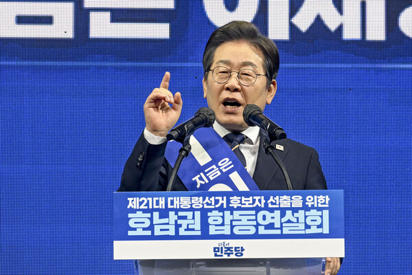 더불어민주당 이재명 대선 경선 후보가 26일 광주 서구 김대중컨벤션센터에서 열린 '제21대 대통령선거 후보자 선출을 위한 호남권 합동연설회'에서 연설하고 있다. [사진=연합뉴스]