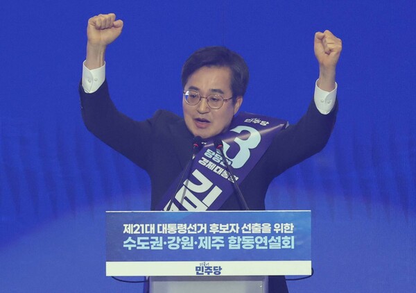 더불어민주당 김동연 대선 경선 후보가 27일 경기 고양시 킨텍스에서 열린 '제21대 대통령선거 후보자 선출을 위한 수도권·강원·제주 경선 및 최종 후보자 선출 대회'에서 정견 발표를 하고 있다. [사진=연합뉴스]