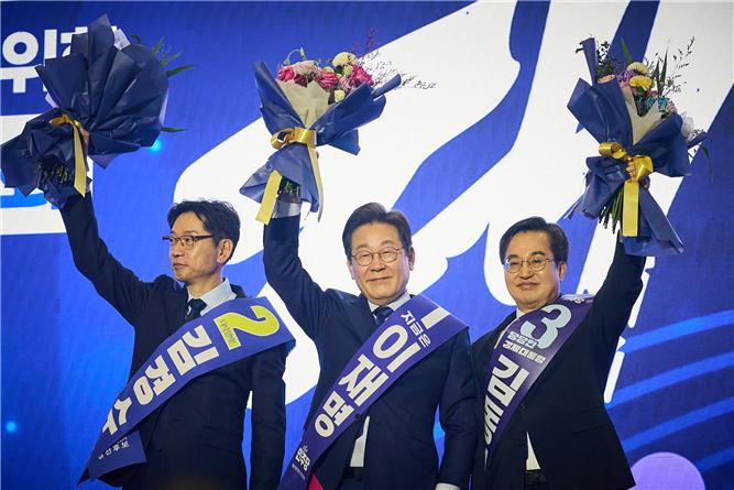 더불어민주당 경선후보 이재명, 김동연, 김경수 후보가 27일 마지막 합동연설회를 마치고 인사하고 있다. [사진=민주당 공보실]