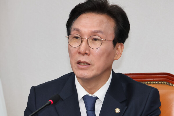 친명계인 김민석 더불어민주당 최고위원은 28일 라디오에 출연해 한덕수 권한대행이 대선에 출마한다면 ‘5불가론’이 작동해 경쟁력이 없을 것이라고 주장했다. [사진=연합뉴스]