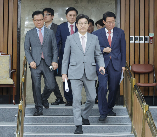 국민의힘 권성동 원내대표가 29일 국회에서 열린 원내대책회의에 참석하고 있다. [사진=연합뉴스]